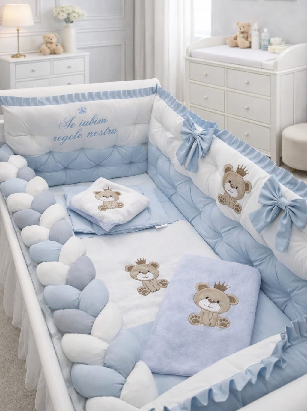 Lenjerie patut bicolora matlasat cu ursulet cu coronita- blue  cu 3 laterale