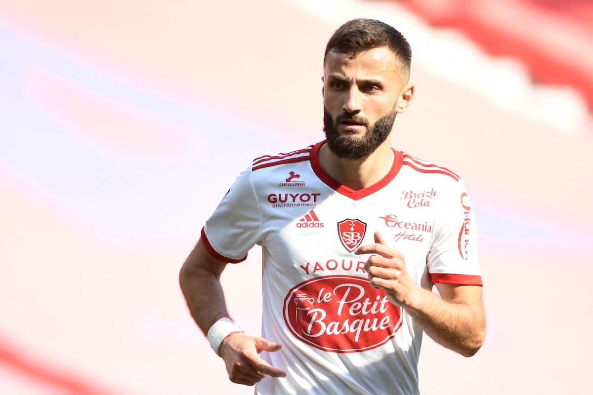 Stade Brestois Franck Honorat Ex Asse N Exclut Pas Un Depart De Brest Franck Honorat Brest hits the bar with a right footed shot from a difficult angle on the right.
