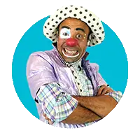 Portrait hilare du clown Martin, bras croisés