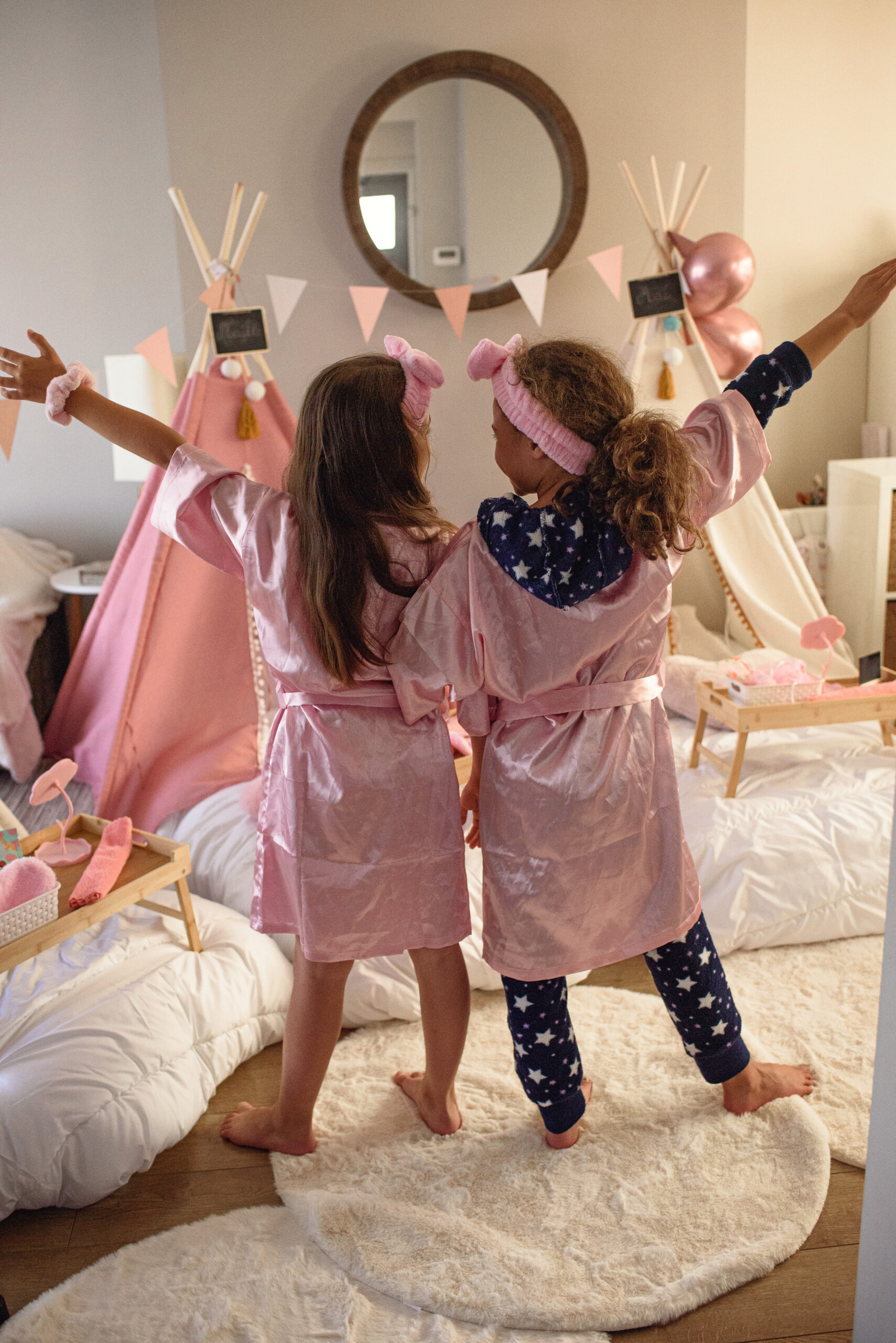 Petites filles à la pyjama party reine de beauté