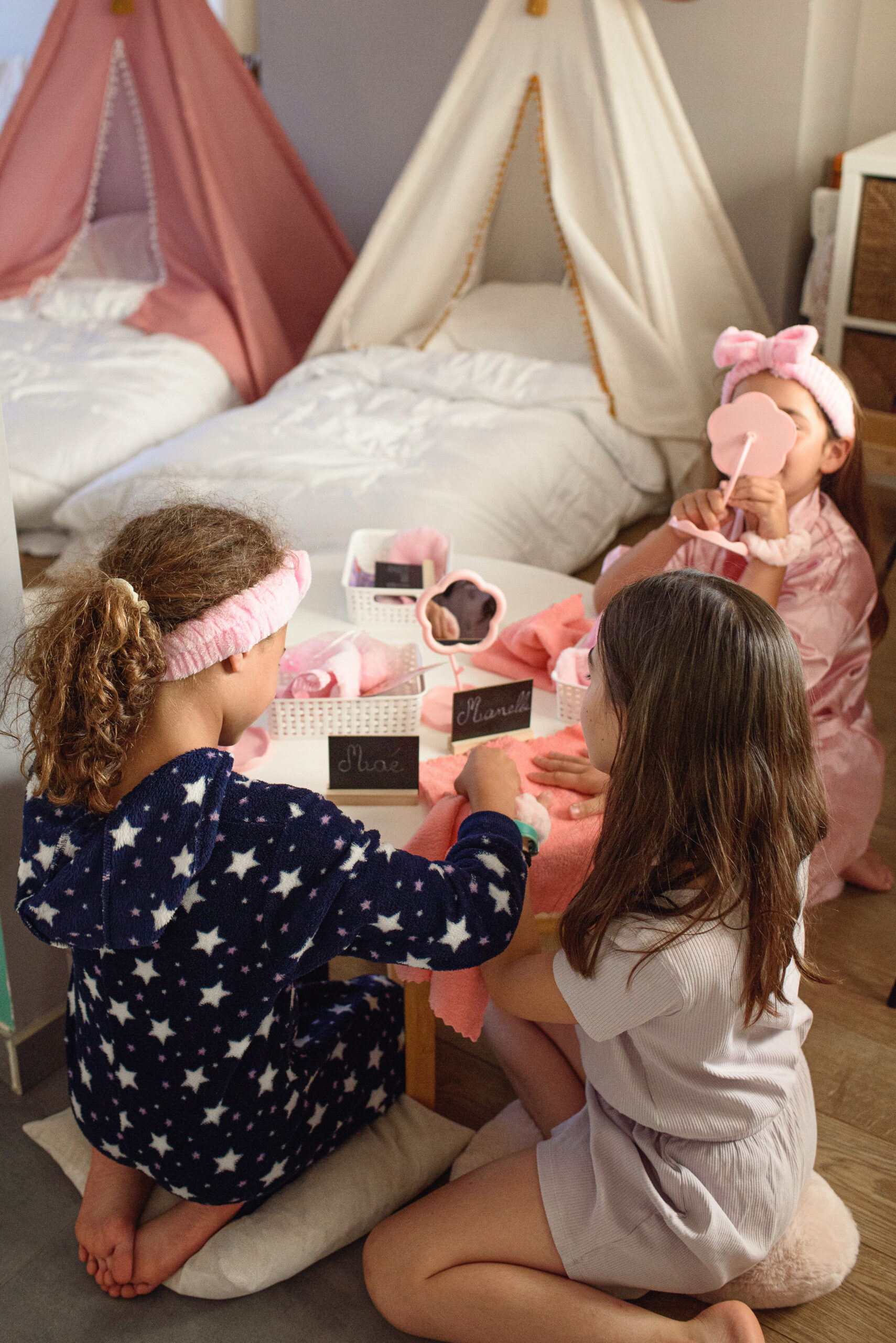 Petites filles lors de la spa party reine de beauté