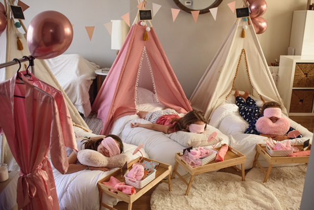 Petites filles qui dorment dans le tipi pour la pyjama party