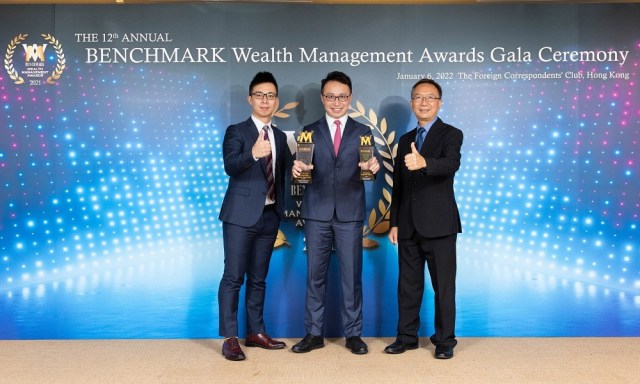 (From left to right) Jason Lee - Proposition Manager, Life Business, Geoffrey Au – CEO, Life Business, and Erik Choi - Head of Propositions, Life Business represented Zurich Hong Kong to receive the honors in the Benchmark Wealth Management Awards 2021.