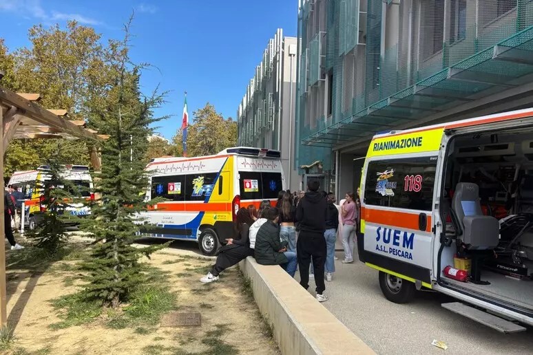 Emergenza al Liceo Marconi di Pescara: studenti evacuati per sospetta intossicazione