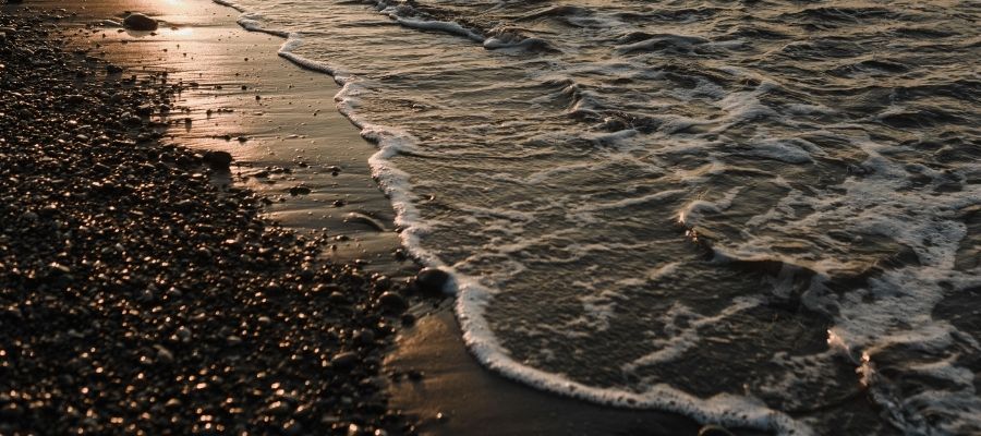Hazel Bly and the Deep Blue Sea – Literacious
