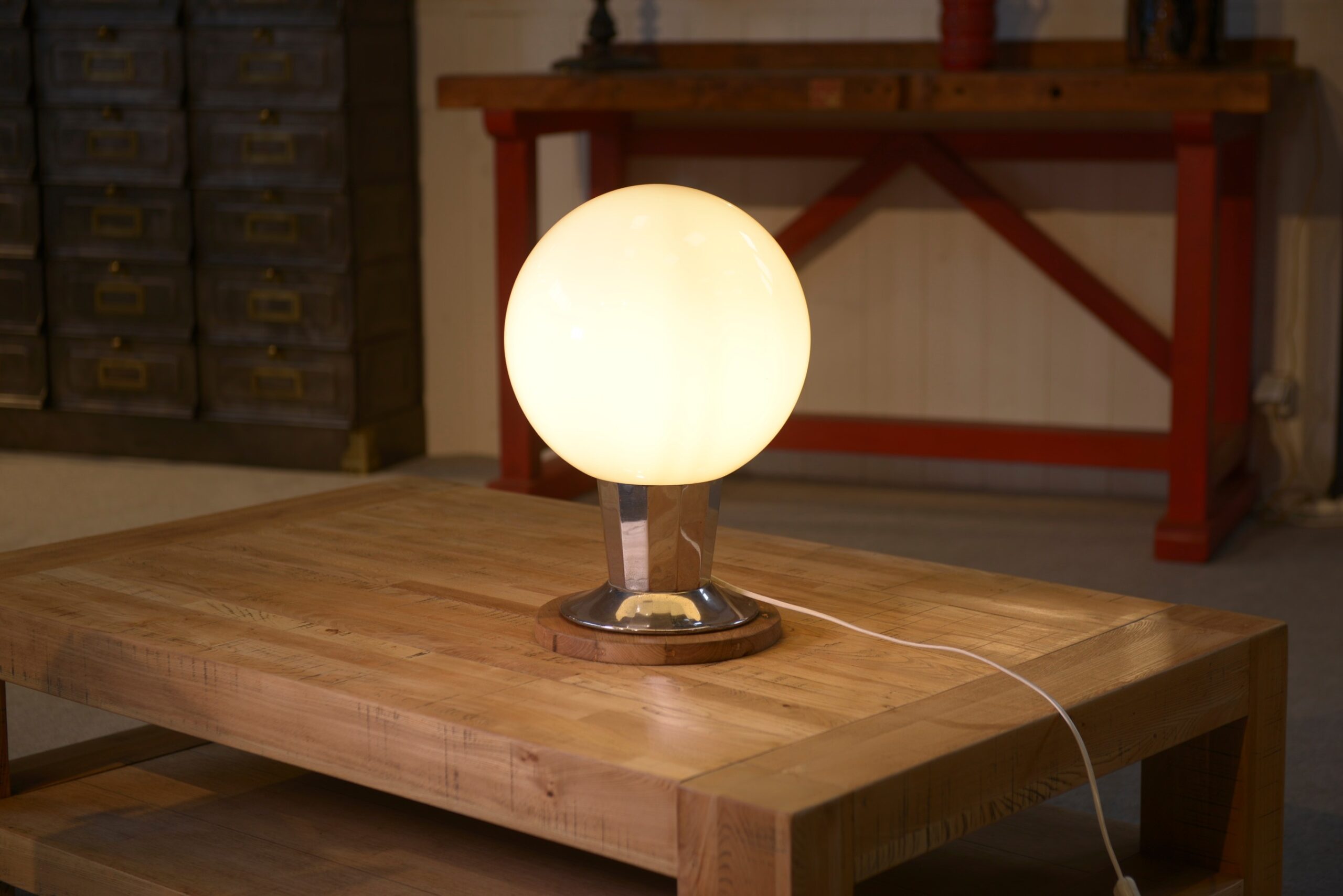 Lampe lune Art déco en chêne opaline et cuivre nickelé