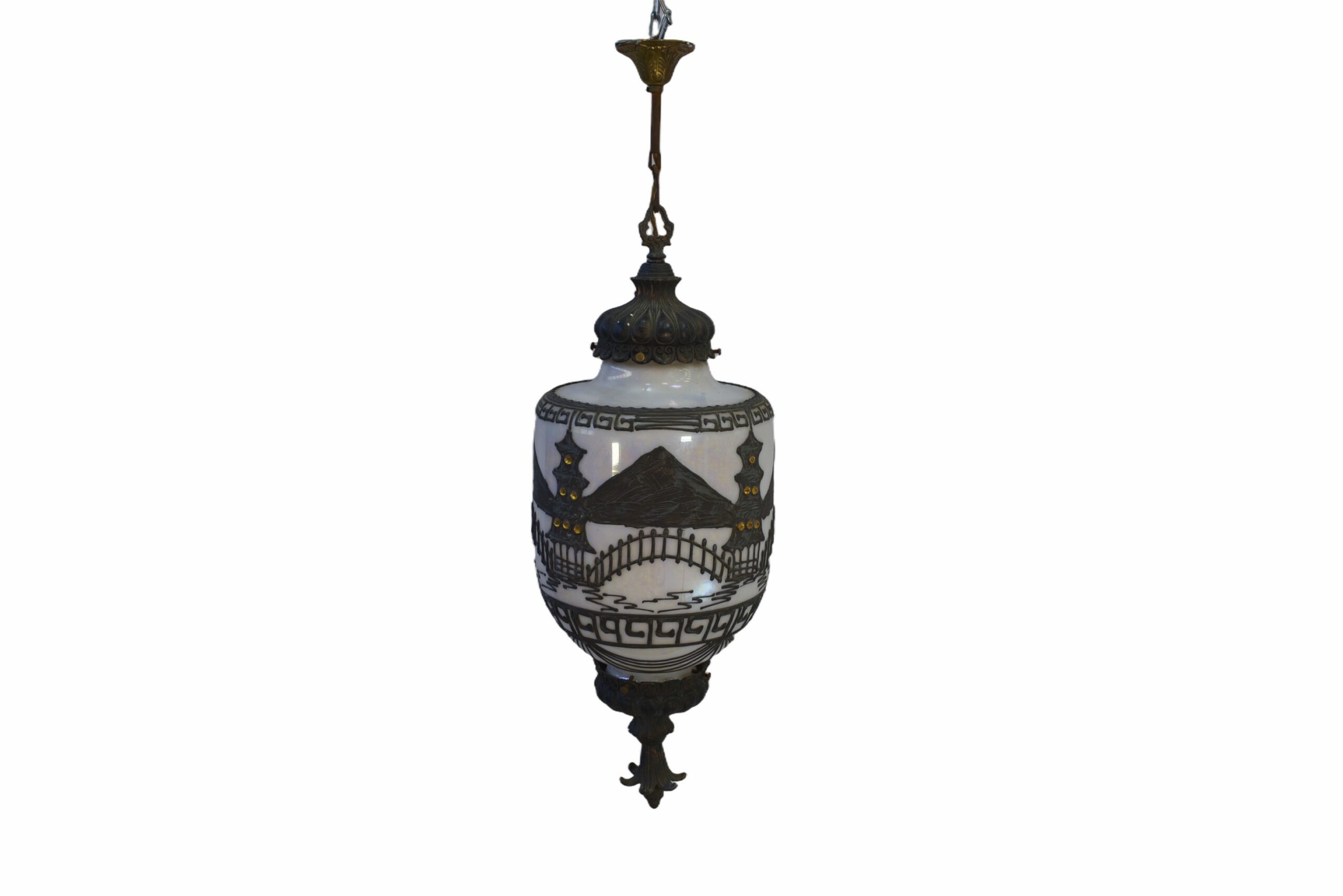 Suspension opaline nacrée décor asiatique et incrustation en laiton éditée par Accurate Casting Co.1975's