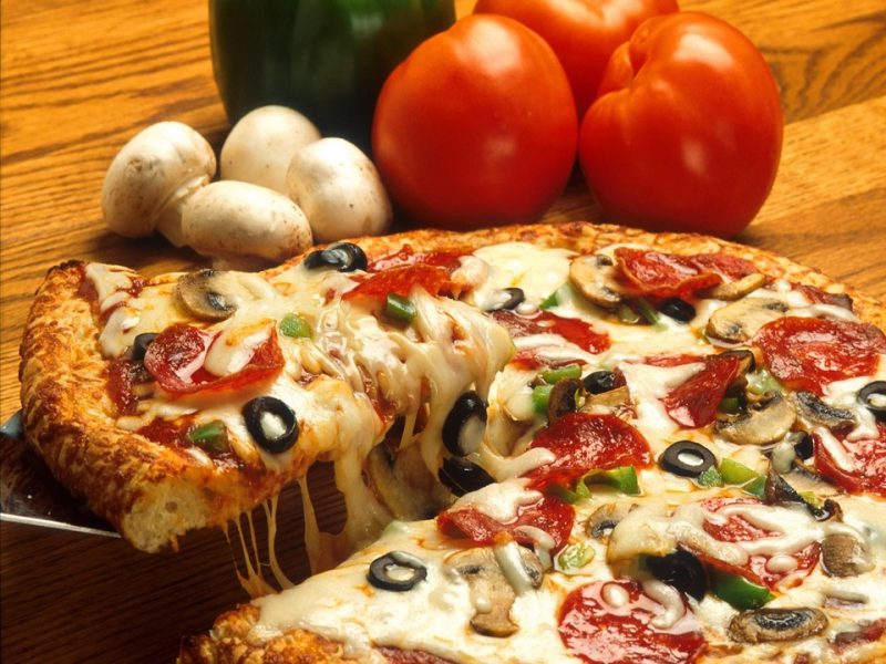 Kuma reviews Giant Rustic Pizza