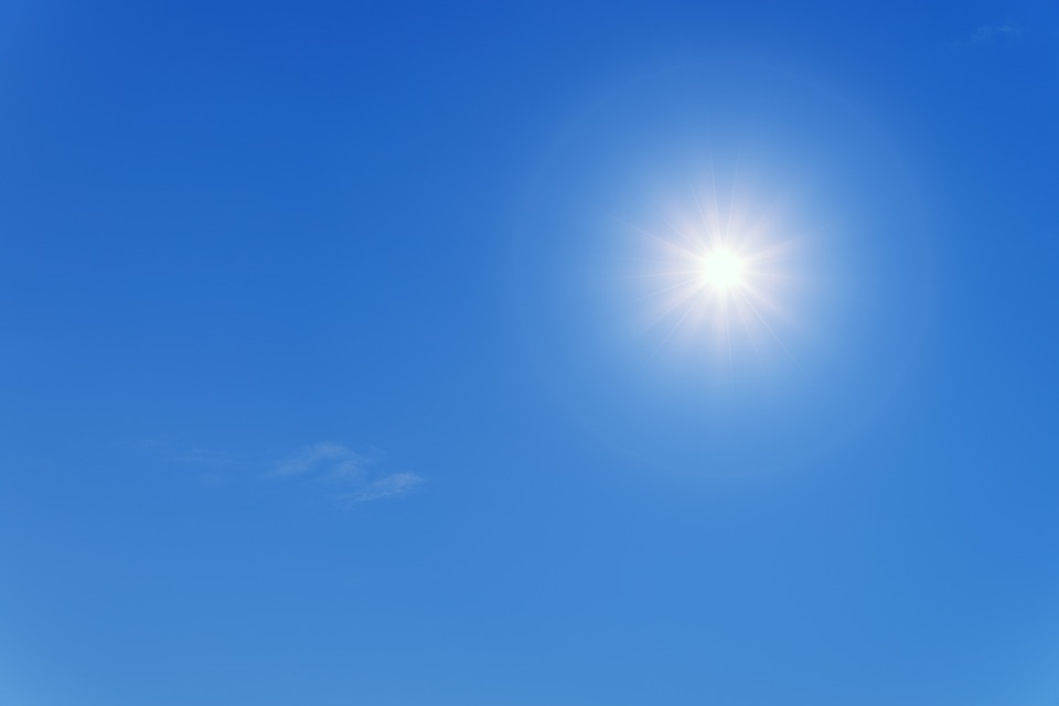 cielo limpido con sole in alto a destra