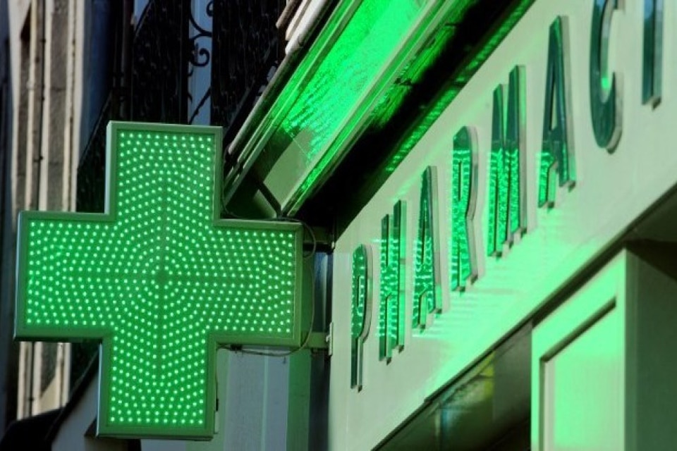 Blanche, elle se reconnaît facilement, surtout avec son autocollant croix verte fournie à l&#x27;achat. A quoi sert la croix de pharmacie