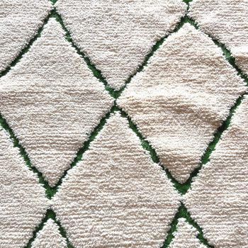 tapis marocain berbère béni ouarain laine naturelle blanc design losange décoration Ma Jungle Family Vert sapin azylal mrirt