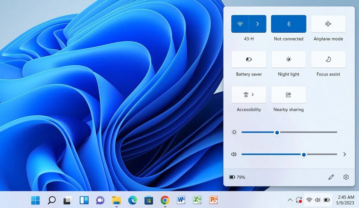 سحب شريط التمرير العلوي لضبط السطوع في Windows.