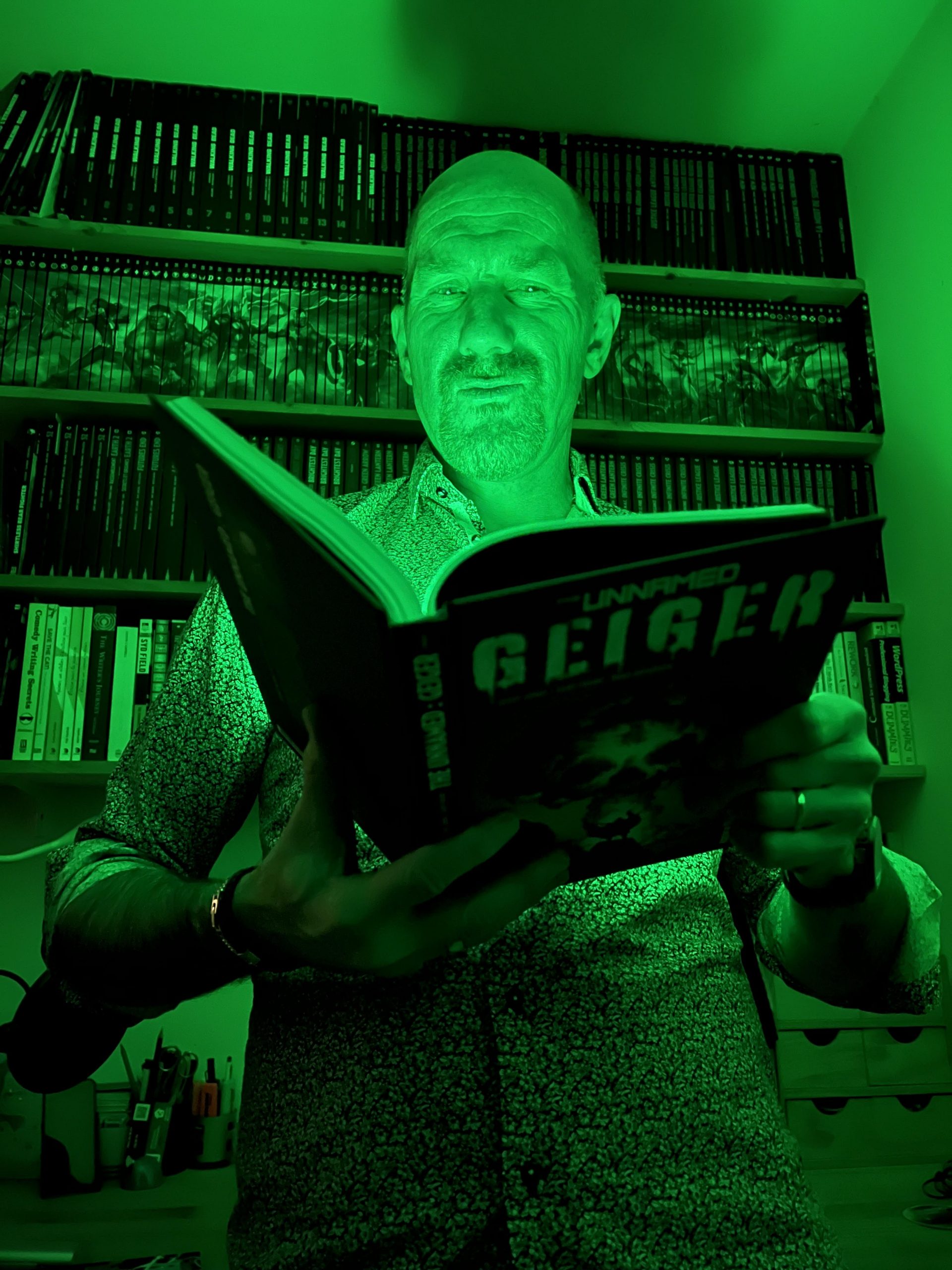 Edmond Tourriol avec un exemplaire du bouquin Geiger, qu'il a traduit.