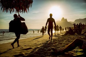 silhuetas no pôr-do-sol na praia de ipanema no rio de janeiro