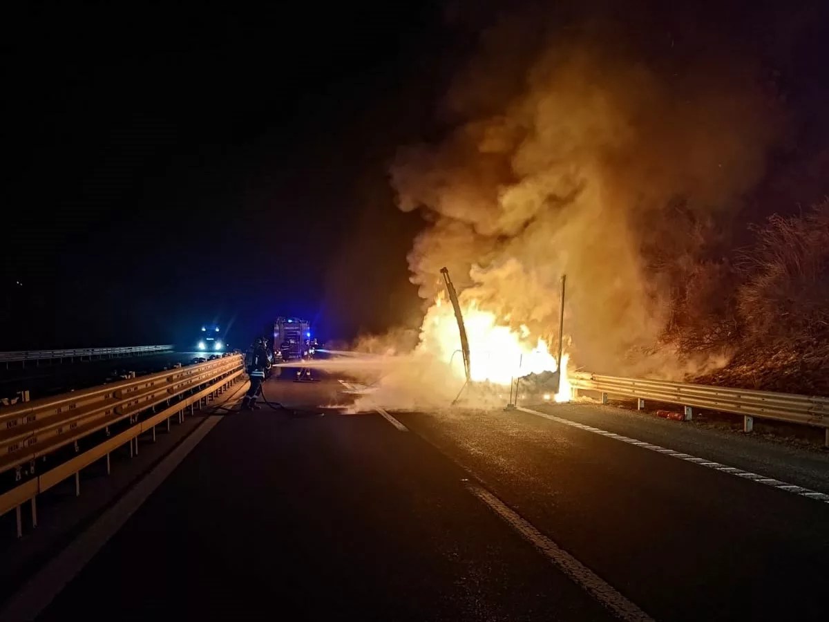 INCENDIO NELLA NOTTE SULLA A25 CELANO-AVEZZANO, PER UN TIR CHE TRASPORTAVA GAS