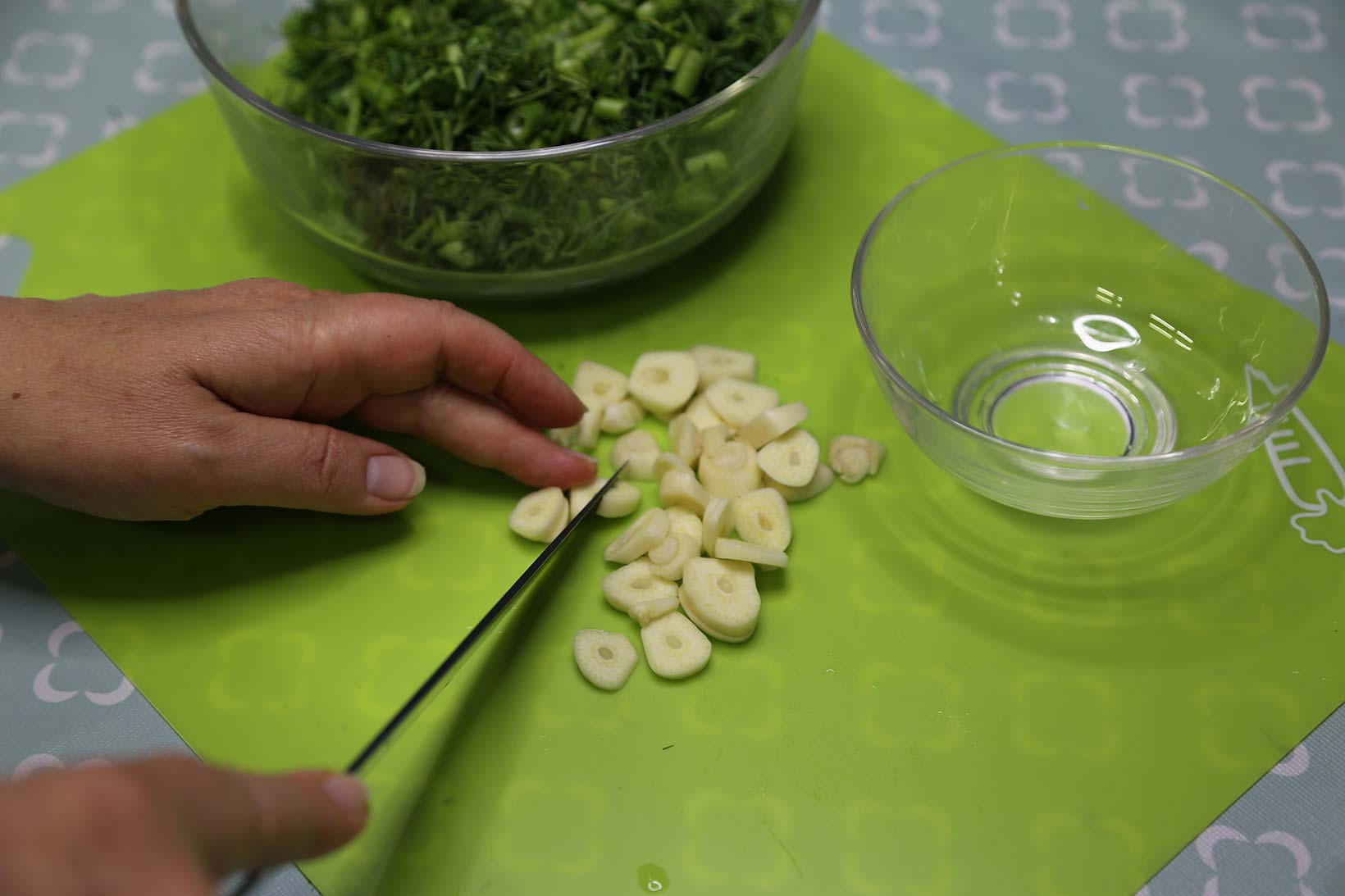 cut garlic