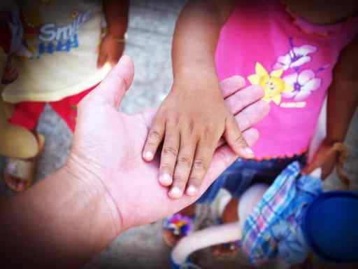 Parentalité positive, bienveillance, enfance heureuse