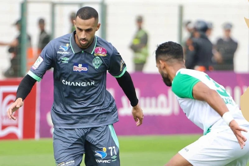 لاعبو الرجاء الرياضي يحتفلون بعد الفوز 2-0 على الدفاع الحسني الجديدي في الدوري المغربي