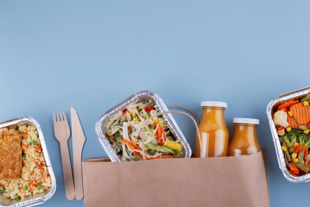 Envases para comida para llevar de kraft, bagazo y PLA con distintos platos