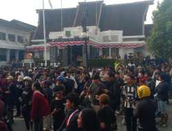 Ribuan Massa Desak Wali Kota Sukabumi Cabut Perwal Kenaikan Tunjangan DPRD