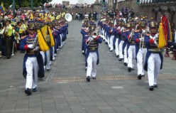 02-Quito03 there's an army marching band
