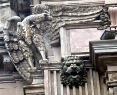 02-Quito11 condor and lion on the national bank building
