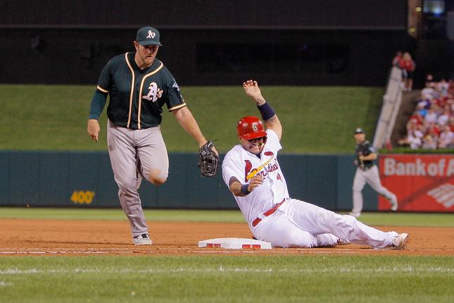 St. Louis, lunes - 26 de agosto: Yadier Molina #4 de los Cardenales de St. Louis está marcada por Max Muncy #12 de Oakland Athletics durante la sexta entrada de un juego de béisbol en el estadio Busch el 26 de agosto de 2016 en St. Louis, Missouri. (Foto de Scott Kane/Getty Images)