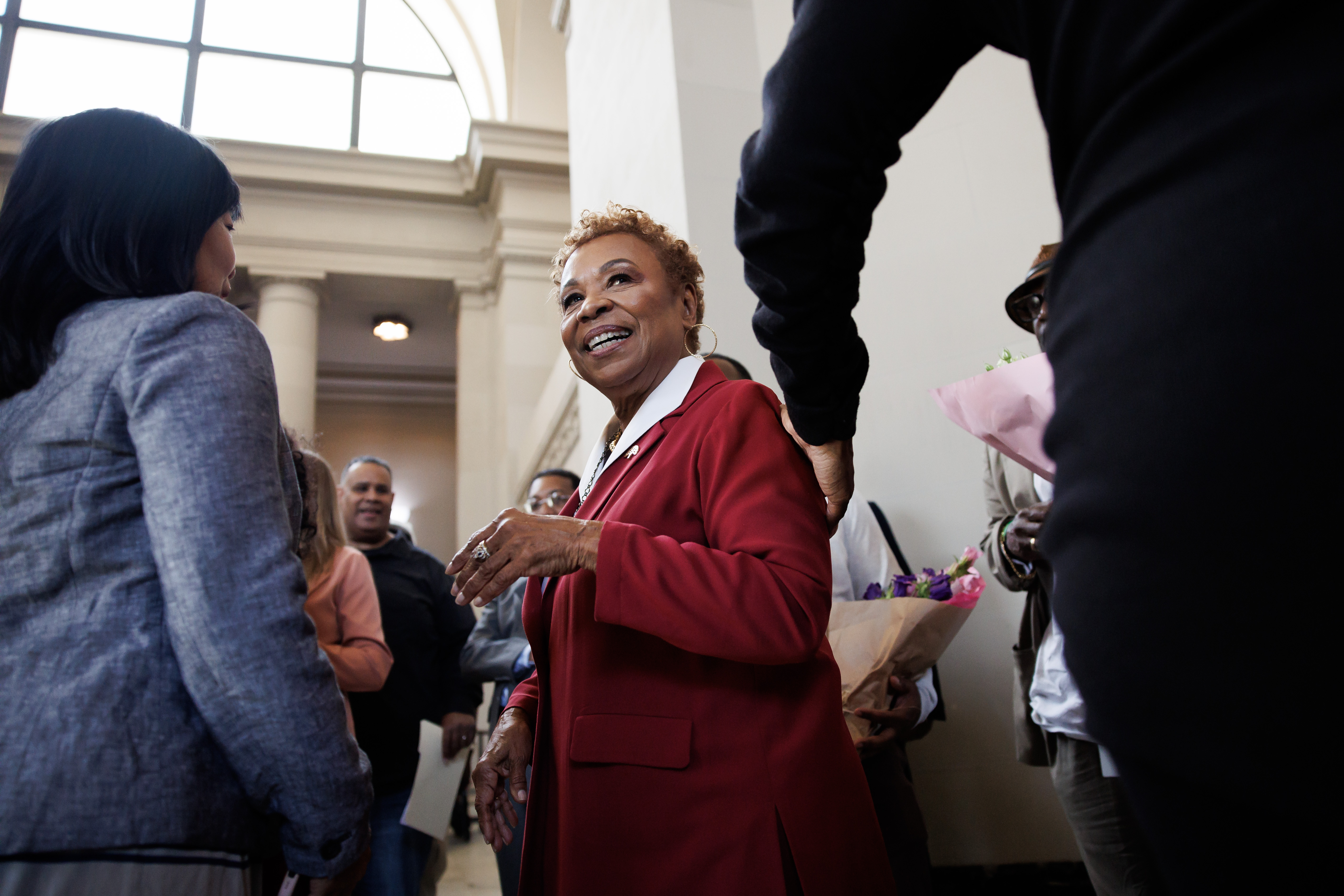 O recém -eleito prefeito de Oakland Barbara Lee saiu com os participantes depois de juramento na terça -feira, 19 de maio de 2025, na prefeitura de Oakland, Califórnia, (Dai Sugano/Bay Area)