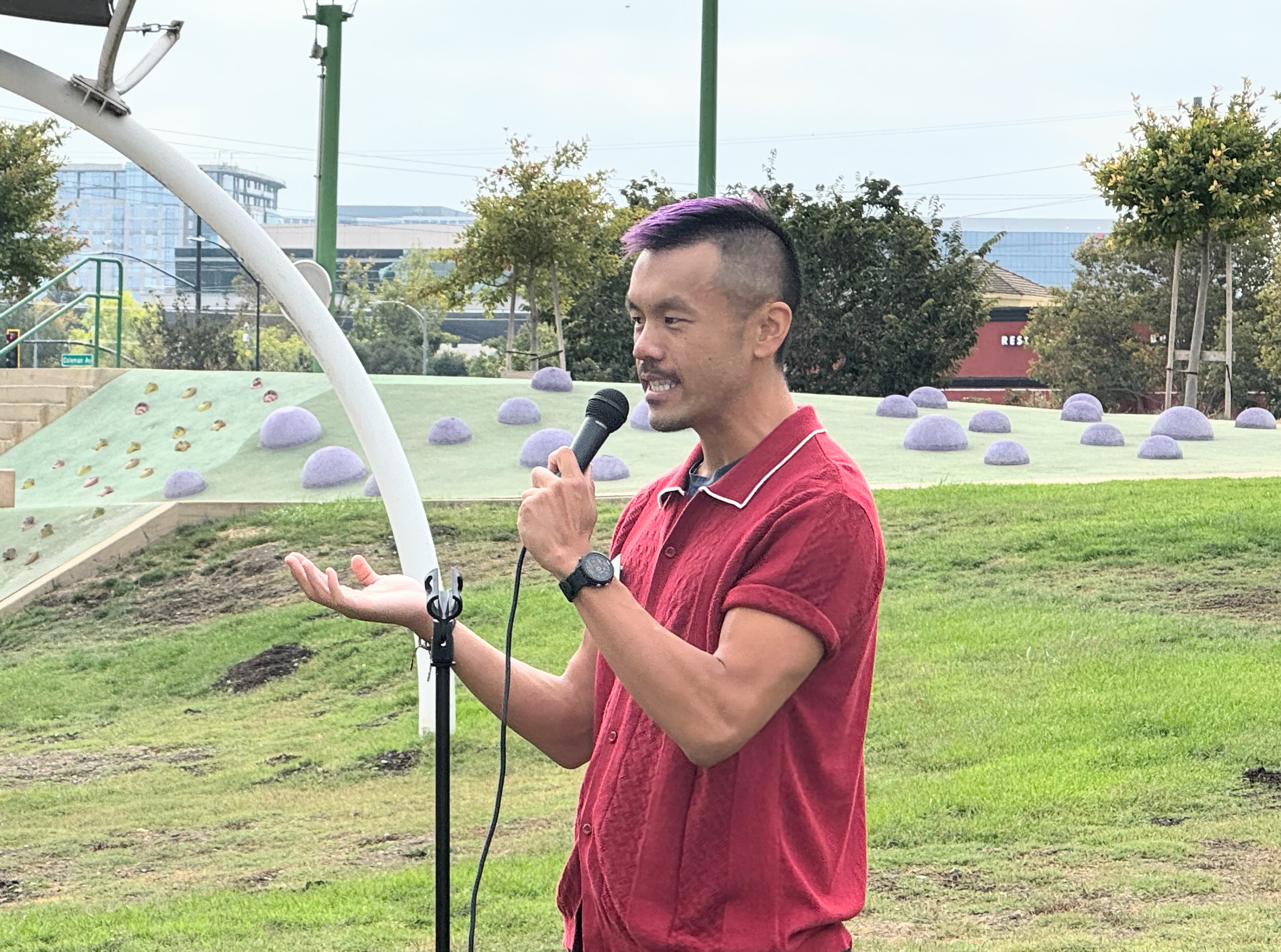 Direktur Eksekutif Guadalupe River Park Jason Su berbicara pada peringatan 10 tahun Rotary Playgarden di San Jose pada hari Sabtu, 13 September 2025 (Sal Pizarro/Bay Area News Group)