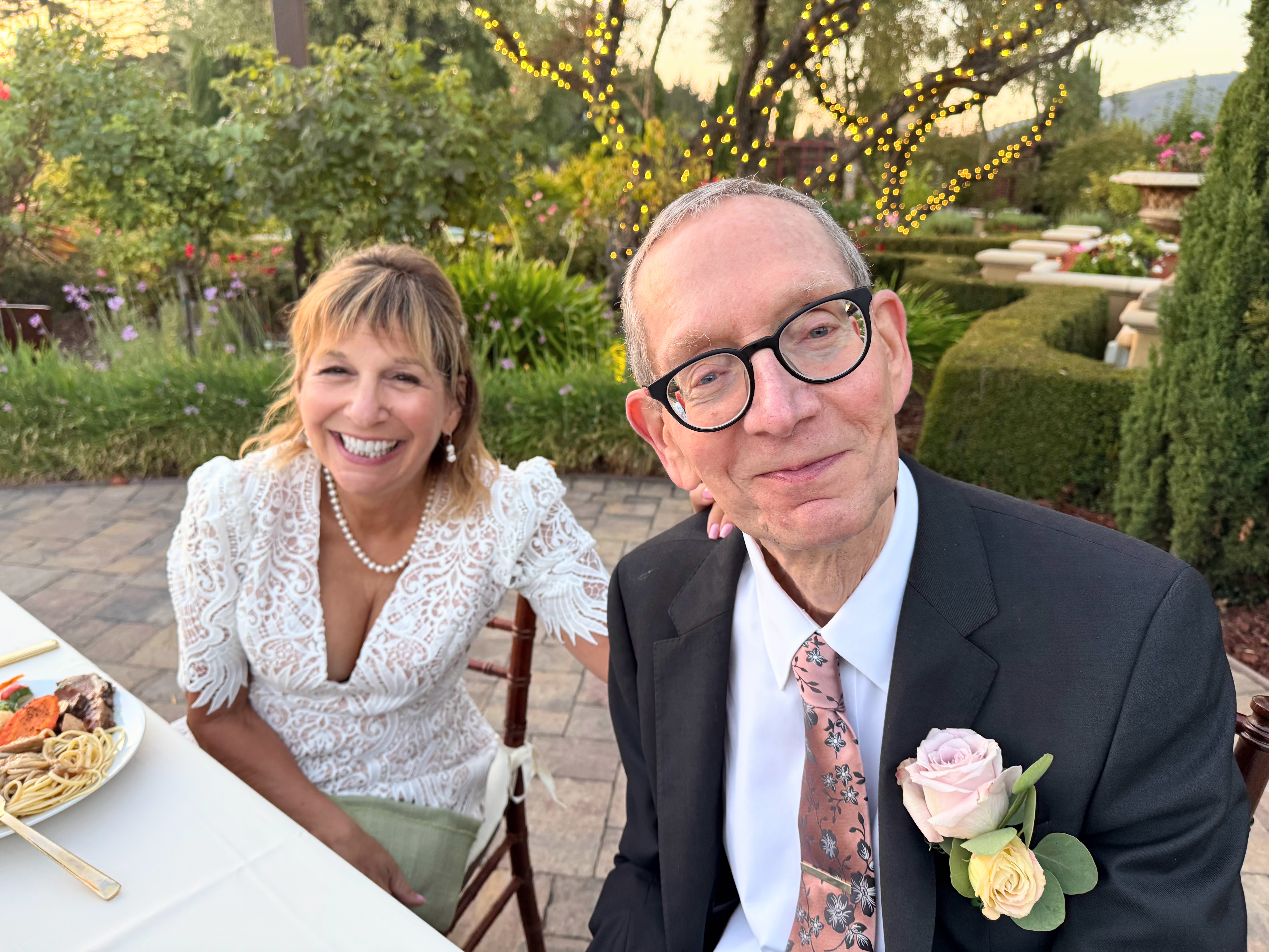 Penduduk Los Gatos Lissa Kreisler dan Jeffrey Blum merayakan pernikahan mereka di Regale Winery di Los Gatos pada hari Sabtu, 13 September 2025. (Sal Pizarro/Bay Area News Group)