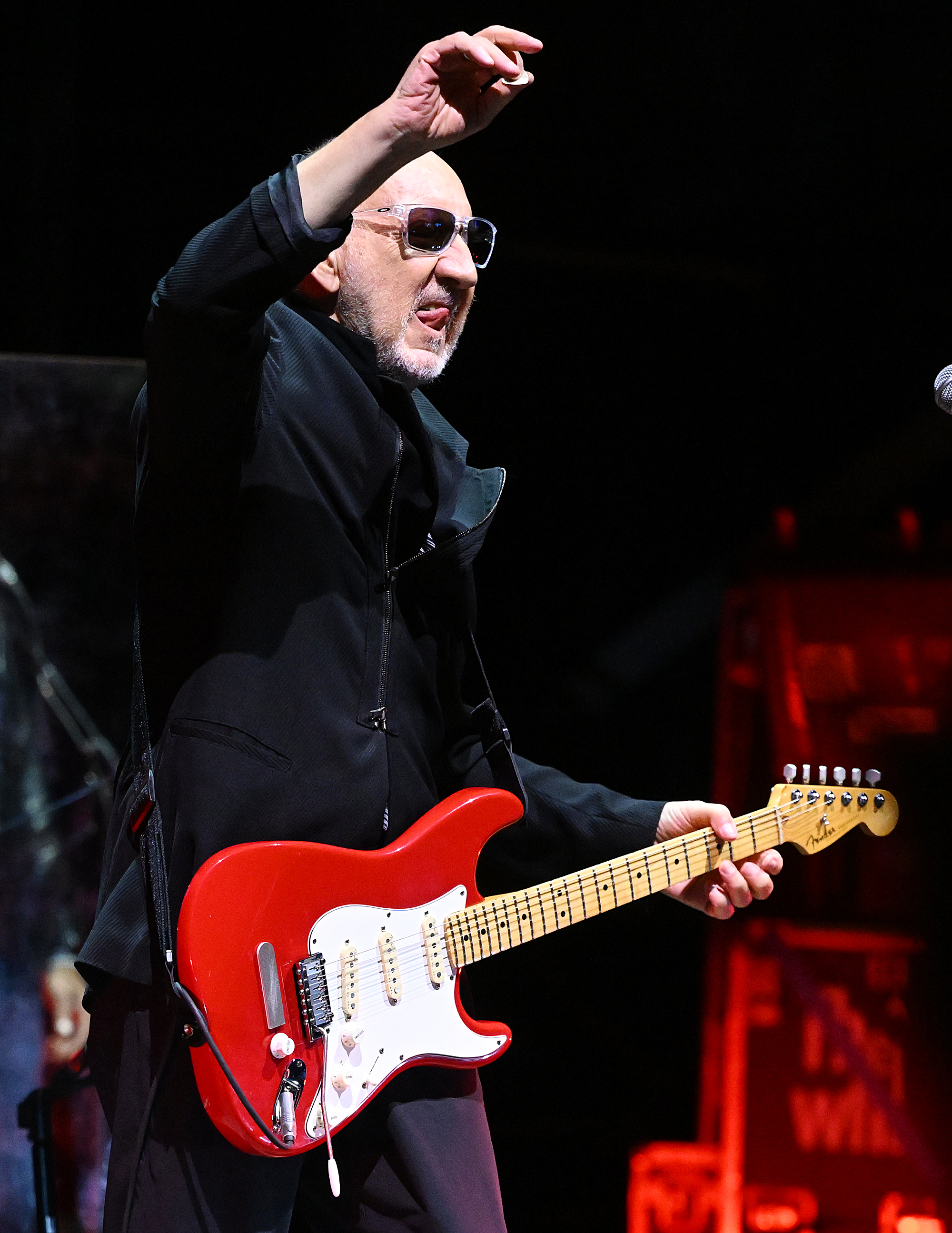 Pitt Townsand enfiou a língua enquanto ele toca seu moinho de vento de guitarra enquanto toca com Hu no anfiteatro Shorline em Mountain View em 21 de setembro de 2025. (Chris Relay/Times-Harald)