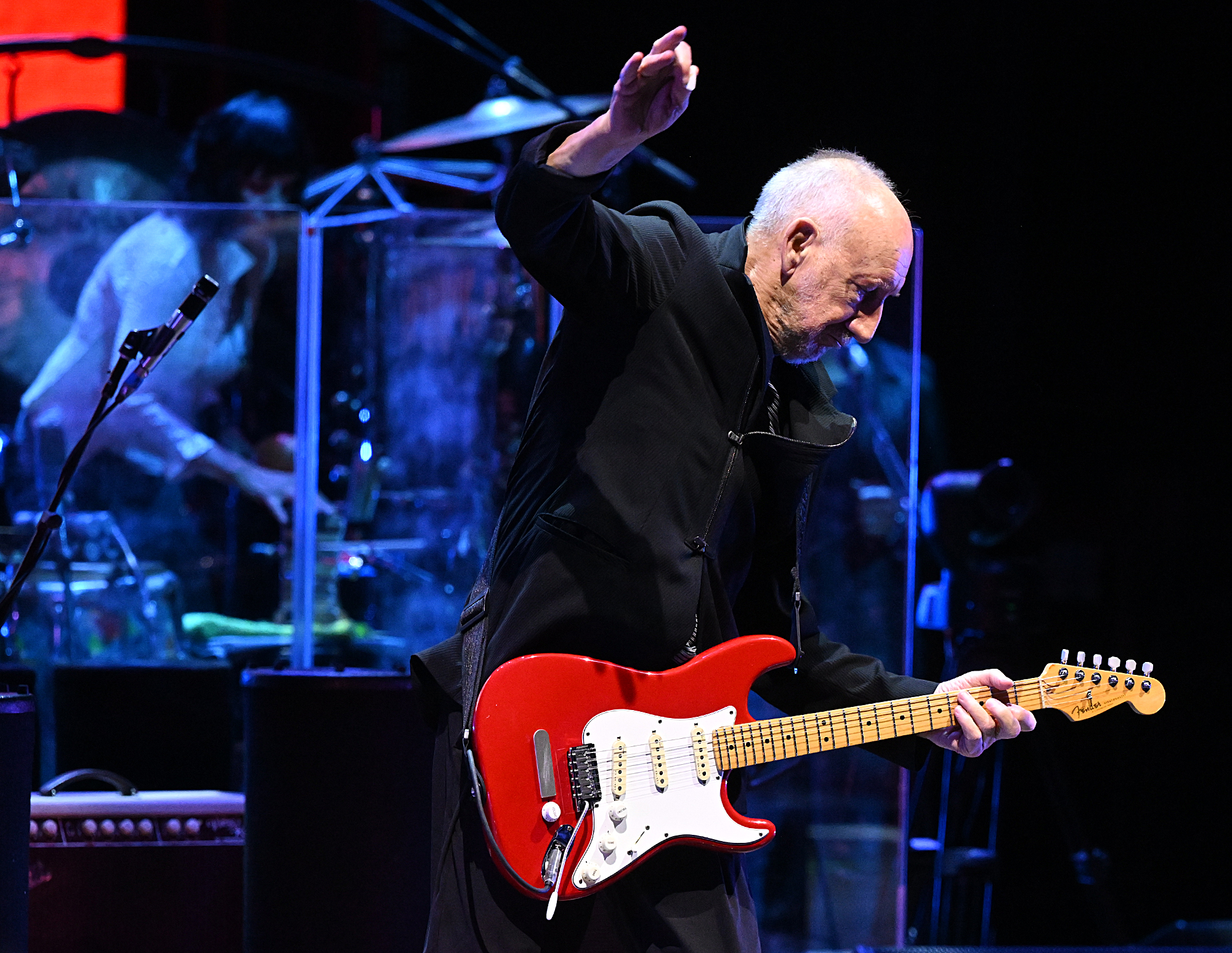 Pitt Townsand realiza seu moinho de vento de guitarra exclusivo quando tocou com o anfiteatro Shorline em Mountain View em 21 de setembro de 2025. (Chris Relay/Times-Harald)