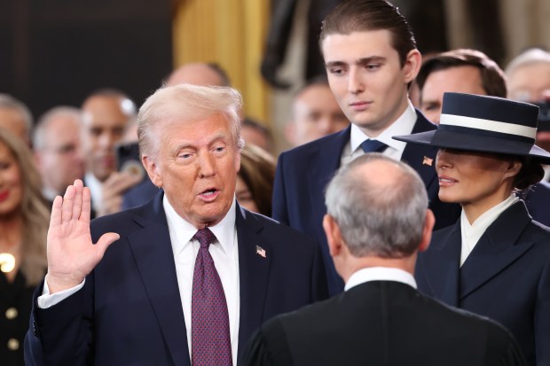 Washington, DC - 28 de janeiro: O presidente dos EUA, eleito Donald Trump, prestou juramento ao escritório porque o Baron Trump e Melania Trump assistiram Washington durante a cerimônia de abertura em Rotunda em 28 de janeiro de 2021. Donald Trump assumiu o 47º presidente dos Estados Unidos em seu segundo mandato. (Foto de Kevin Lamarck - Pool/Getty Fig.)