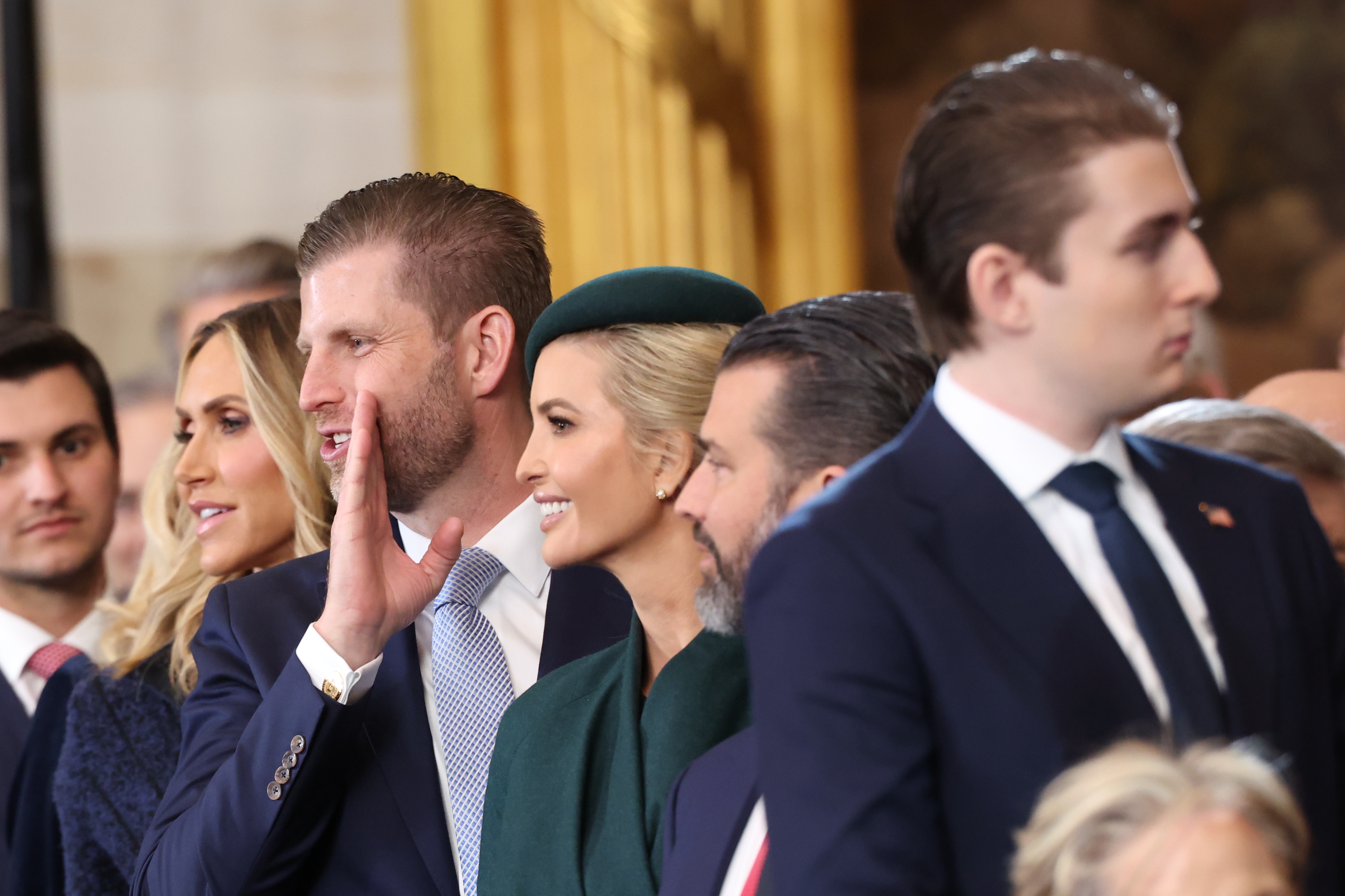 Washington, DC - 28 de janeiro: Lara Trump, Eric Trump, Ivanka Trump, Donald Trump Jr. e Baron Trump participaram da cerimônia de abertura em Washington DC em 26 de janeiro de 2021. Donald Trump assumiu o 47º presidente dos Estados Unidos em seu segundo mandato. (Foto de Kevin Lamarck - Pool/Getty Fig.)