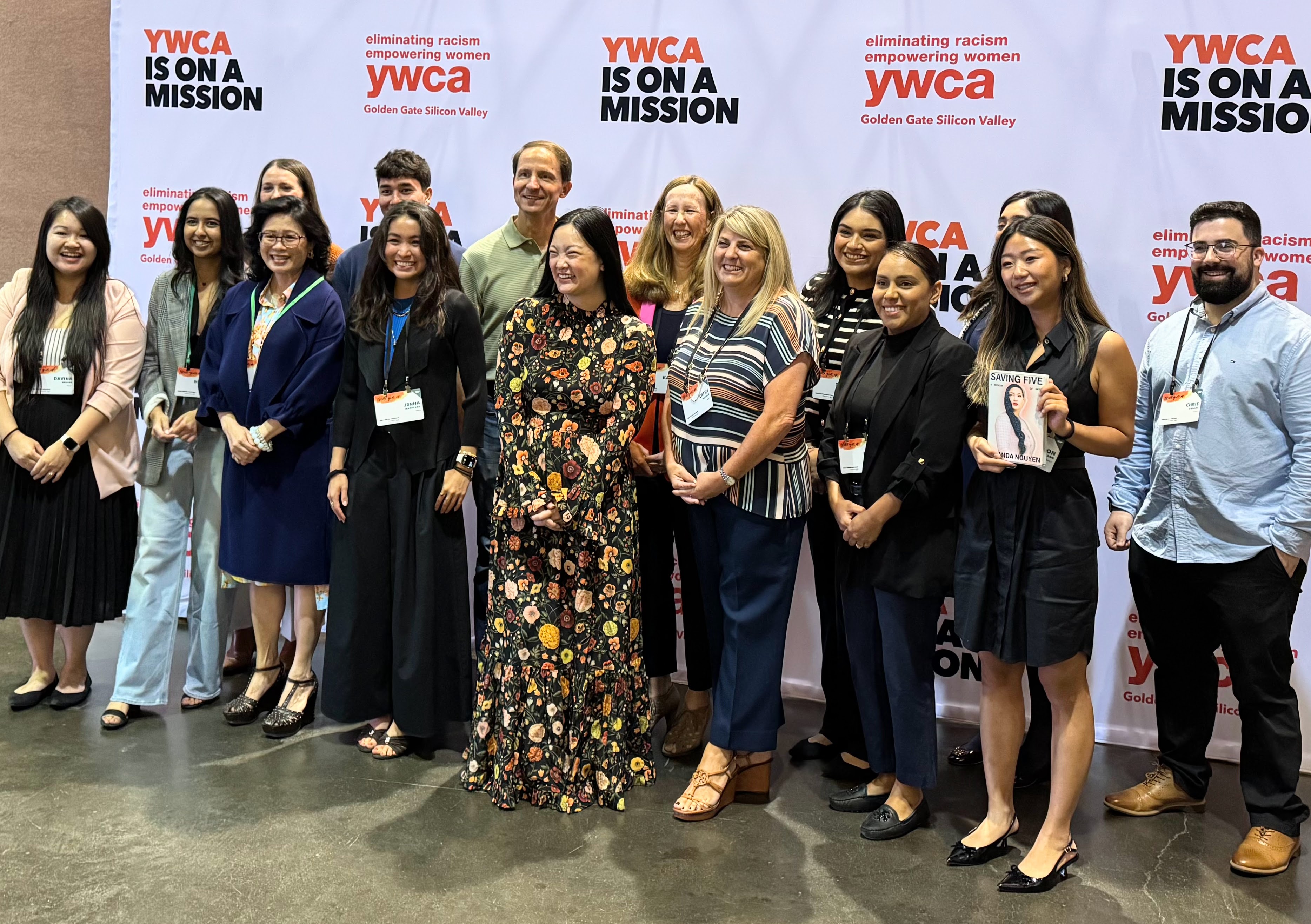 La astronauta y activista Amanda Nguyen, centro, posa con empleados de Cisco, quien fue la 35ª Inspire -Mitlniten en el Centro de Convenciones de Santa Clara el miércoles 1 de octubre de 2025, la 35a línea de inspiración de la YWCA Golden Gate Silicon Valley). (Sal Pizarro/Bay Area News Group).
