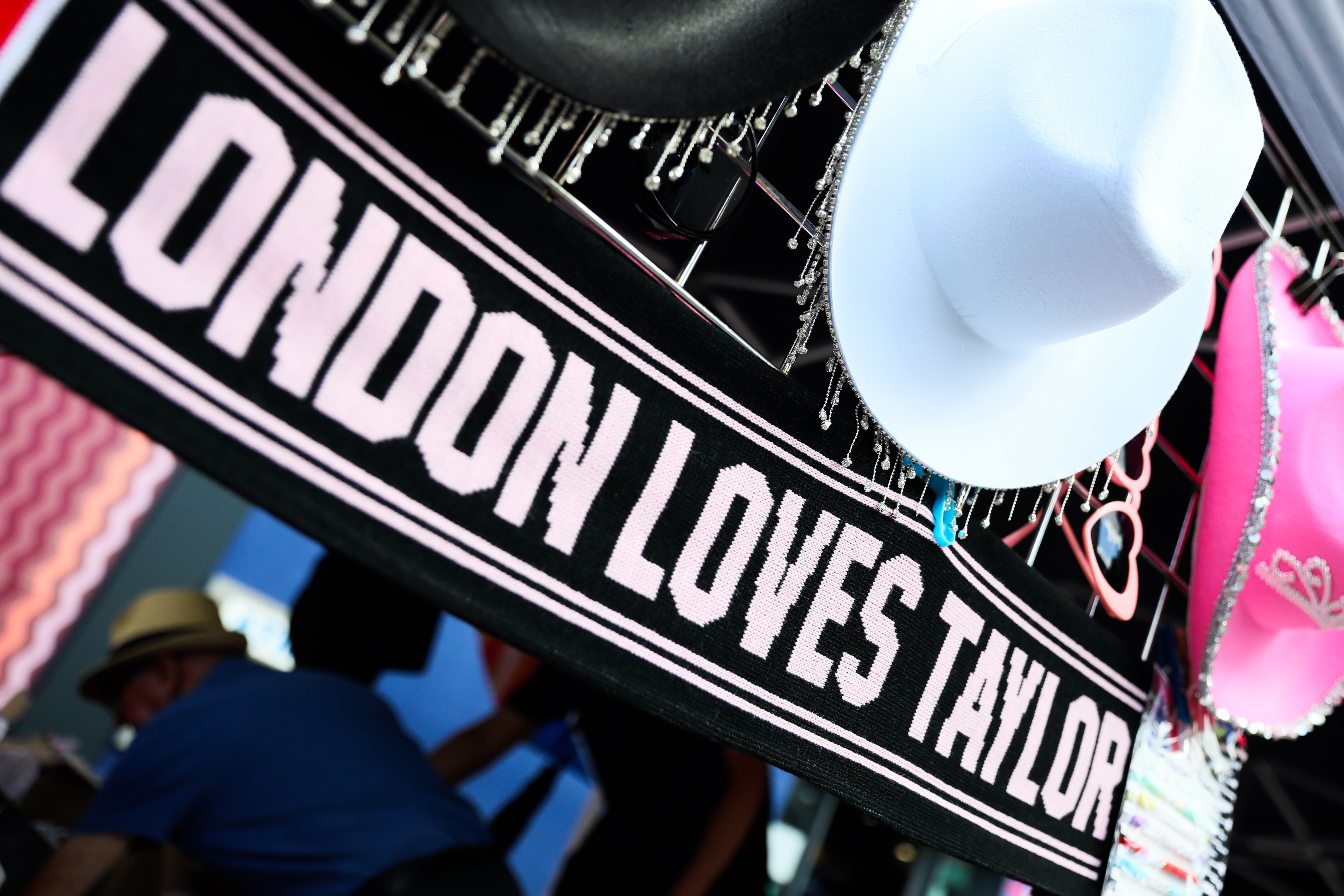 Londres, Inglaterra - 28 de junho: Taylor Swift Fãs, também conhecido como "Swifty"Chegue ao Estádio de Wembley antes de sua apresentação na noite de abertura na capital em 21 de junho de 2024 em Londres, Inglaterra. A Eras Tours, que expandiu mais de 12 shows, ganhou aproximadamente 1,7 bilhão de libras (mais de US $ 2,5 bilhões), viajou para o concerto mais alto, excedeu Elton John, Coldplay e U2. (Foto Alisia Abodund/Getty Fig.)
