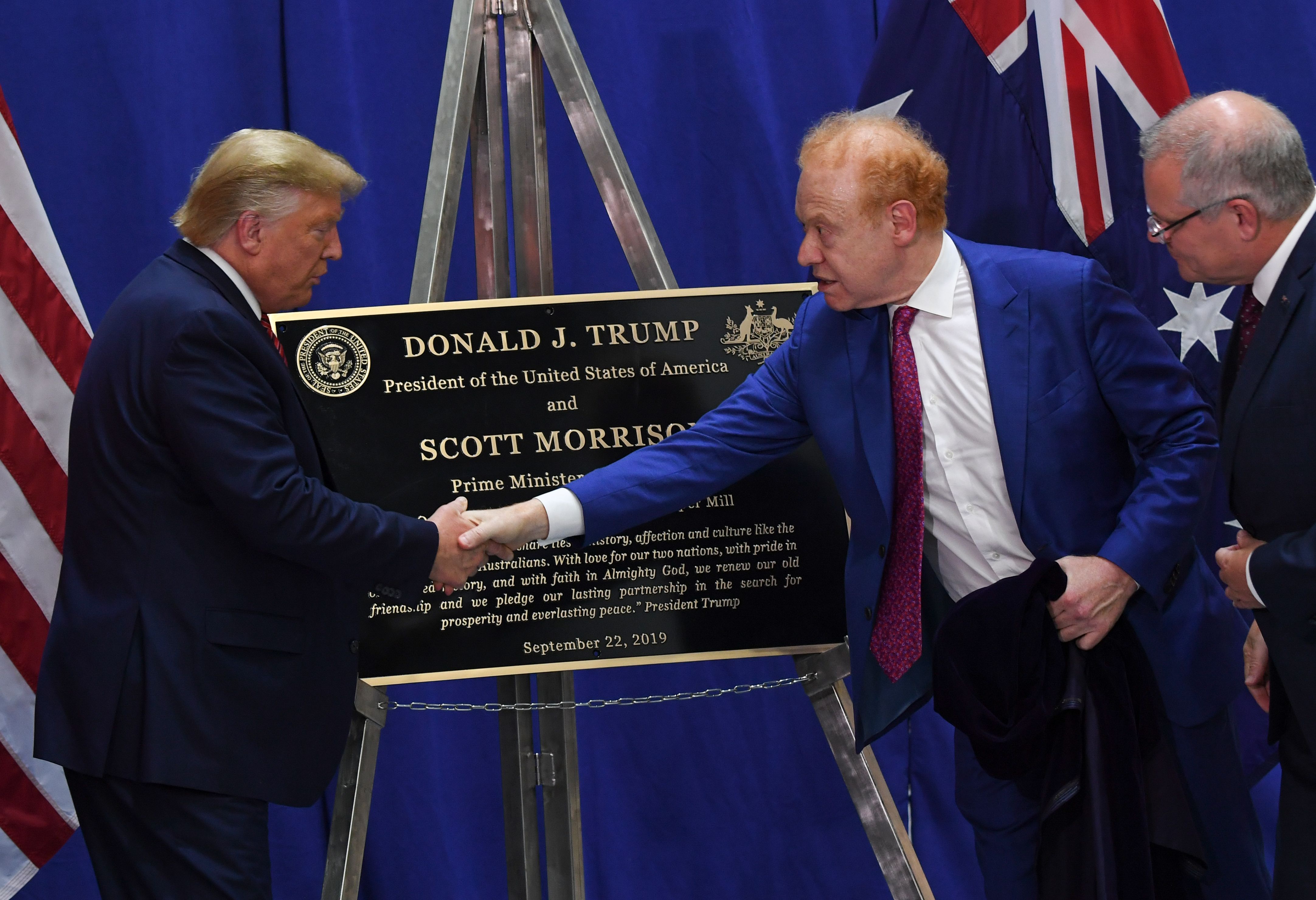 El presidente de Estados Unidos, Donald Trump (izq.), le da la mano al presidente global de Pratt/Visy Industries, Anthony Pratt (segundo a la derecha), mientras el primer ministro australiano, Scott Morrison, observa durante una visita a la inauguración de la planta de Pratt Industries en Wapakoneta, Ohio, el 22 de septiembre de 2019. (Foto de SAUL LOEB/AFP) (El crédito de la imagen debe ser SAUL LOEB/AFP vía Getty Images)