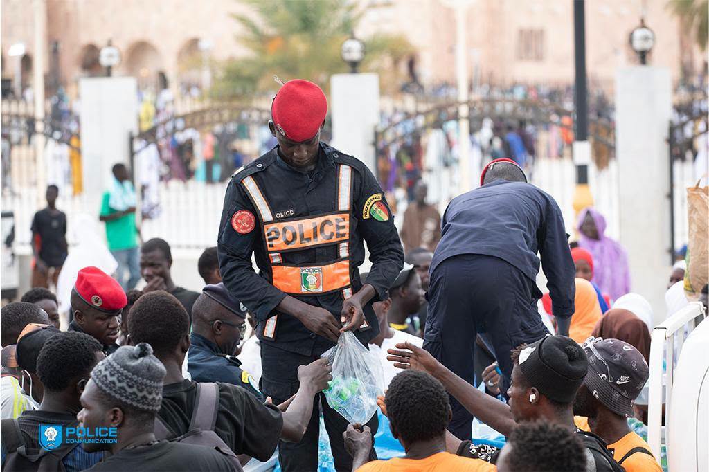 Grand Magal de Touba : la Police nationale distribue de l’eau aux fidèles sous une forte chaleur