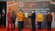 Gubernur Enembe dan Sekum KONI Kenius Kogoya Diberi Penghargaan Inisiator Olahraga Indonesia 2022