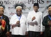 Kenius Kogoya-Nursalim Ar-Rozy Daftar ke KPU Keerom