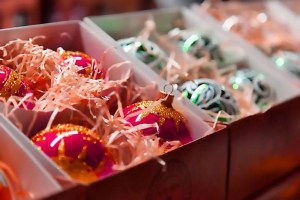 Packing outdoor Christmas decoration - Christmas decoration in boxes and with fillers in between.