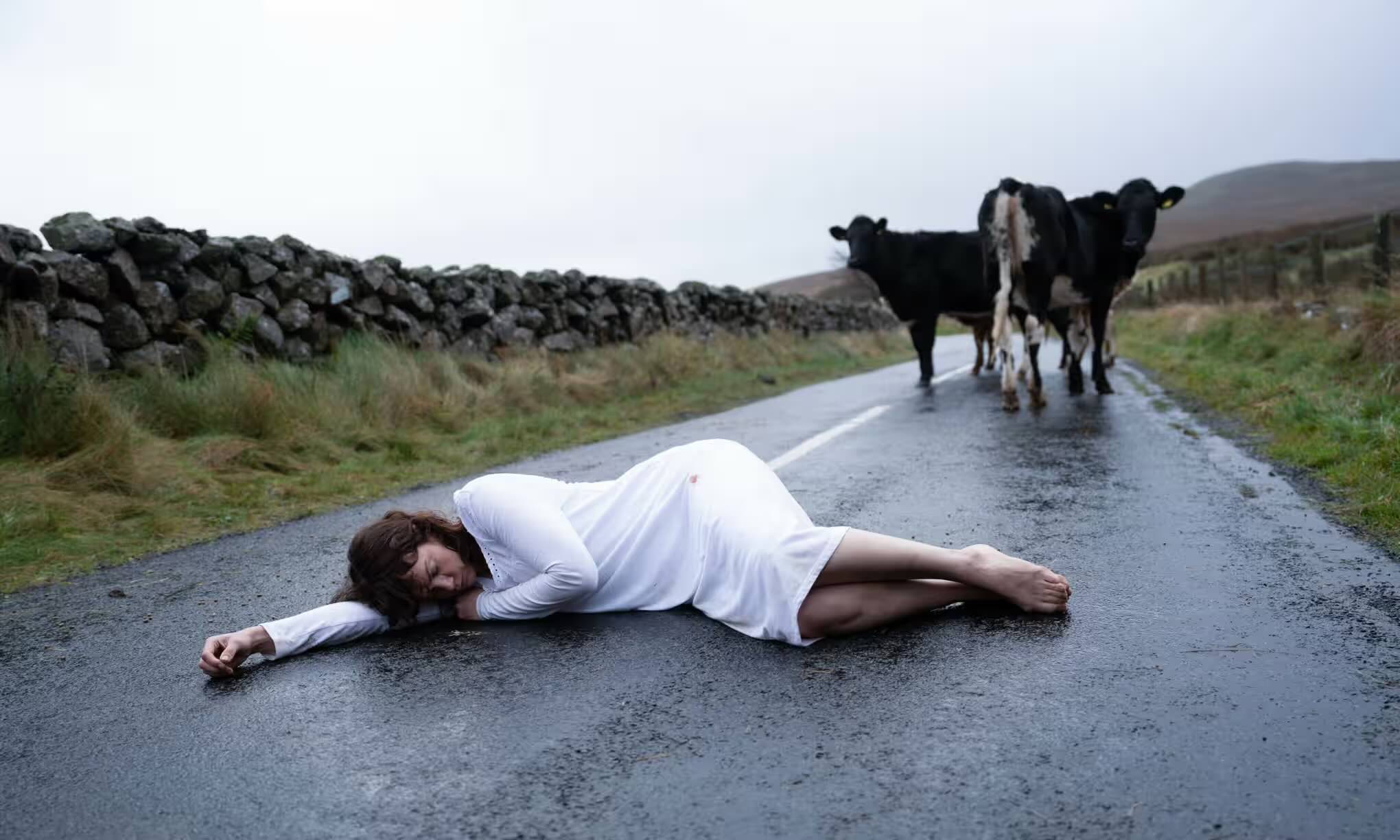 Series: reseña de «La mujer en la pared – Episodios 1/2» («The Woman in the Wall»), de Joe Murtagh (Paramount+)