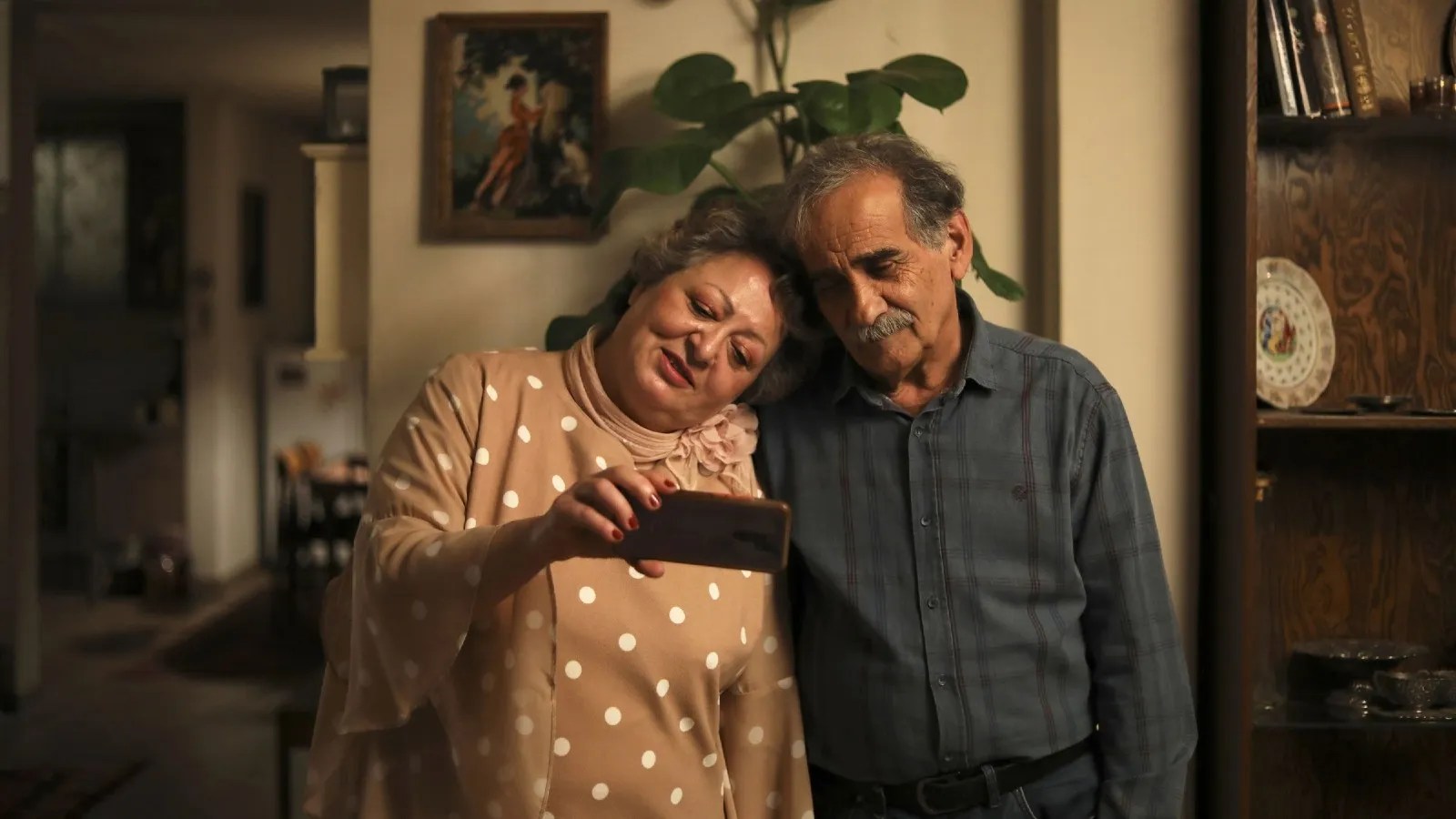 Estrenos online: crítica de «Un pastel para dos» («کیک محبوب من»), de Maryam Moghadam y Behtash Sanaeeha (MUBI)