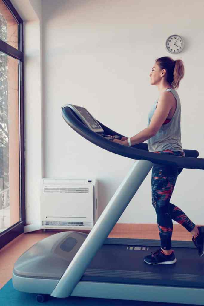 Exercise tips and migraine: woman on treadmill
