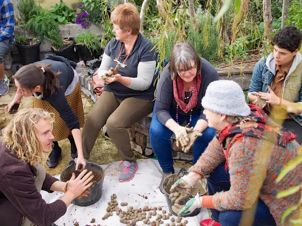 Atelier de création de boulets de graine