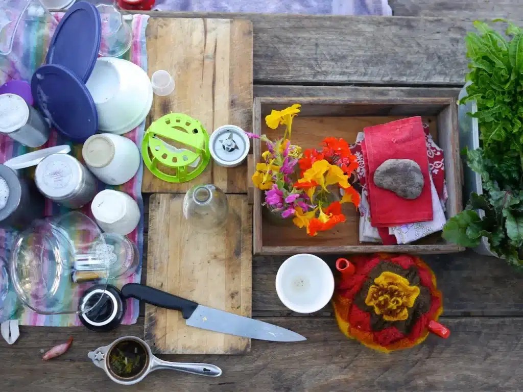 Table de lavage des pots propres, des casseroles, des assiettes et une théière colorée confortable