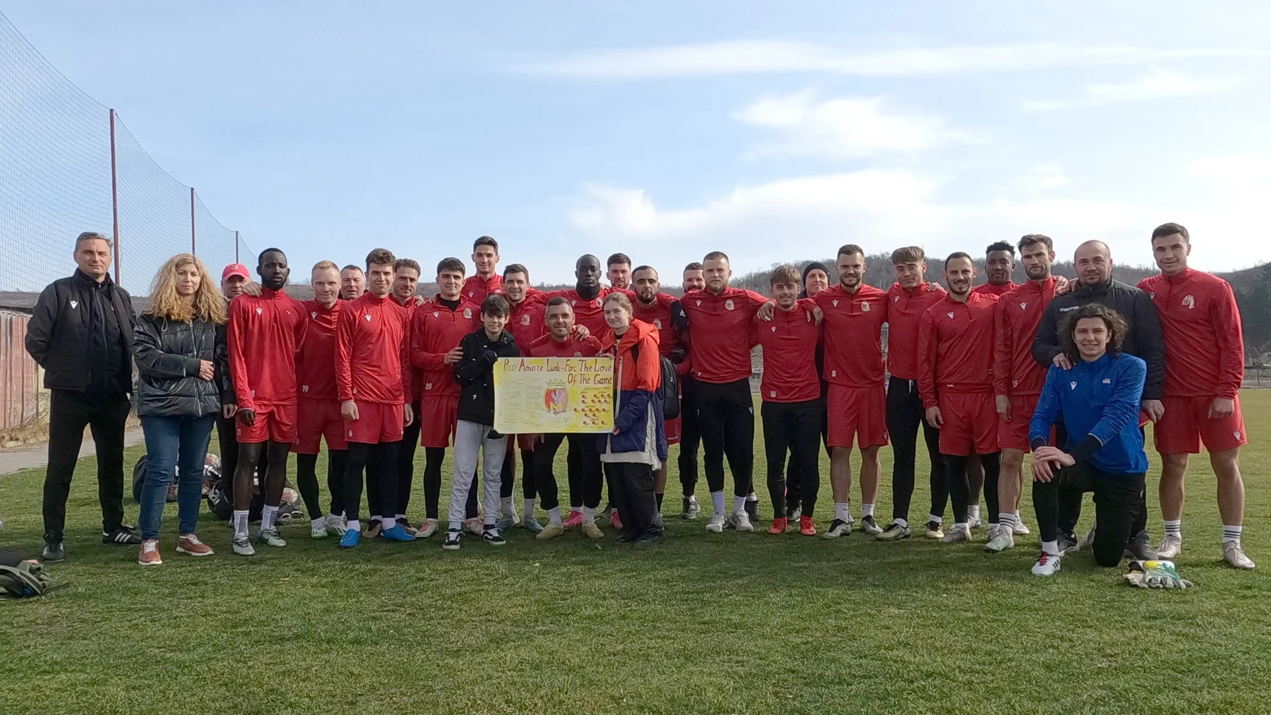 O Vizită Specială la Antrenament: Talent și Pasiune pentru Fotbal și Desen