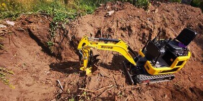 R319 Mini digger/excavator. 42 hours use great value R319 Mini digger/excavator. 42 hours use great value