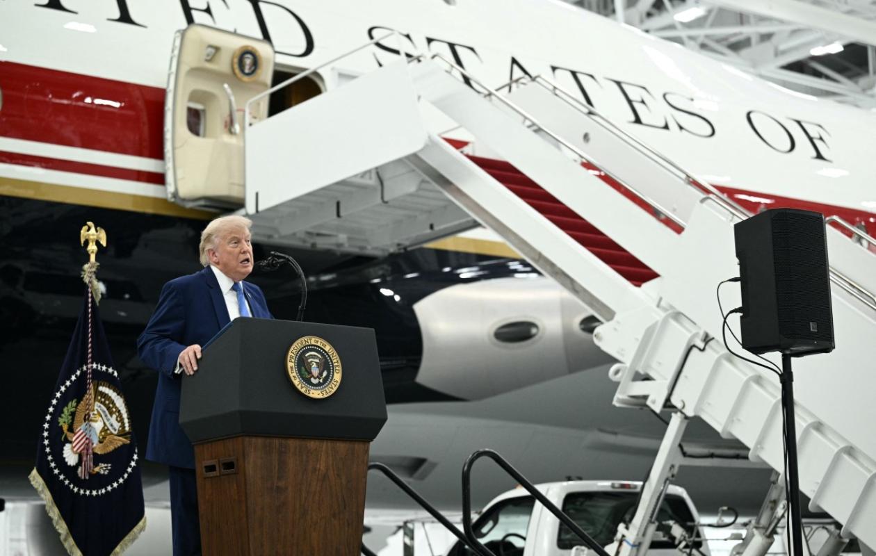 Trump présente le futur Air Force One offert par le Qatar, malgré les controverses