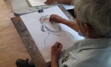 Valedores reciben taller de dibujo expresionista en Luis Moya